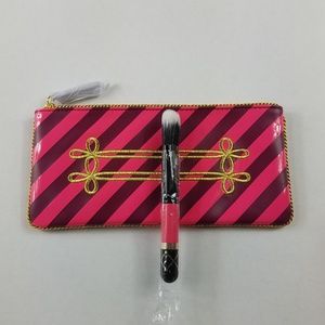 MAC NUTCRACKER Mineralize blush brush